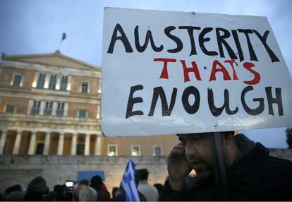 Manifestación contra la austeridad frente al Parlamento griego en Atenas, Grecia.