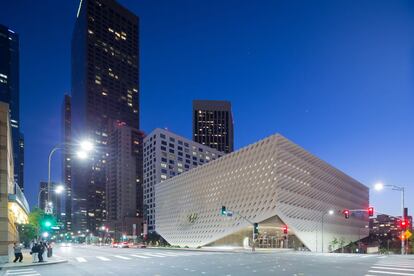 Unir en un edificio el museo y archivo de la fundación de Eli y Edythe Broad, con un fondo de unos dos mil cuadros desde la postguerra hasta la actualidad. Este era el punto de partida para el estudio neoyorquino Diller Scofidio + Renfro (www.dsrny.com) a la hora de proyectar The Broad (www.thebroad.org). En pleno ‘downtown’ de Los Ángeles, los arquitectos convirtieron el archivo en el núcleo del edificio. Casi suspendido en el centro, la llamada “bóveda” es un cuerpo de hormigón alrededor del cual se articulan los espacios de entrada (por debajo) y de exposición (por encima). El conjunto está envuelto por un “velo”, una fachada hecha de 2.500 paneles de cemento reforzado con fibra de vidrio, que filtra la luz del exterior y parece levantarse en las esquinas del acceso de los visitantes. El museo abrió en septiembre de 2015. Diller Scofidio + Renfro está, además, finalizando un proyecto museístico muy esperado: el Museo de la Imagen y el Sonido de Río de Janeiro, en plena playa de Copacabana.