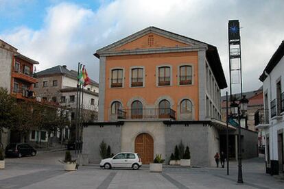 El Ayuntamiento de Navas de Marqués, en Ávila.