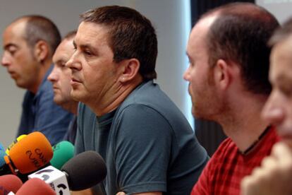 Otegi, rodeado de otros dirigentes de la ilegalizada Batasuna, durante la rueda de prensa de hoy.