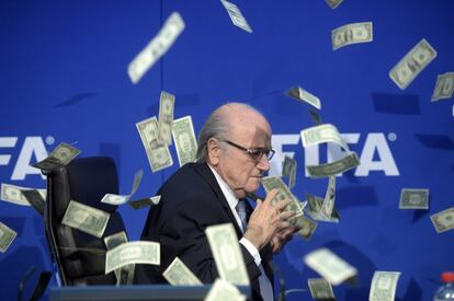 Un cómico inglés ha lanzado billetes a Joseph Blatter, actual presidente de la FIFA durante una rueda de prensa.