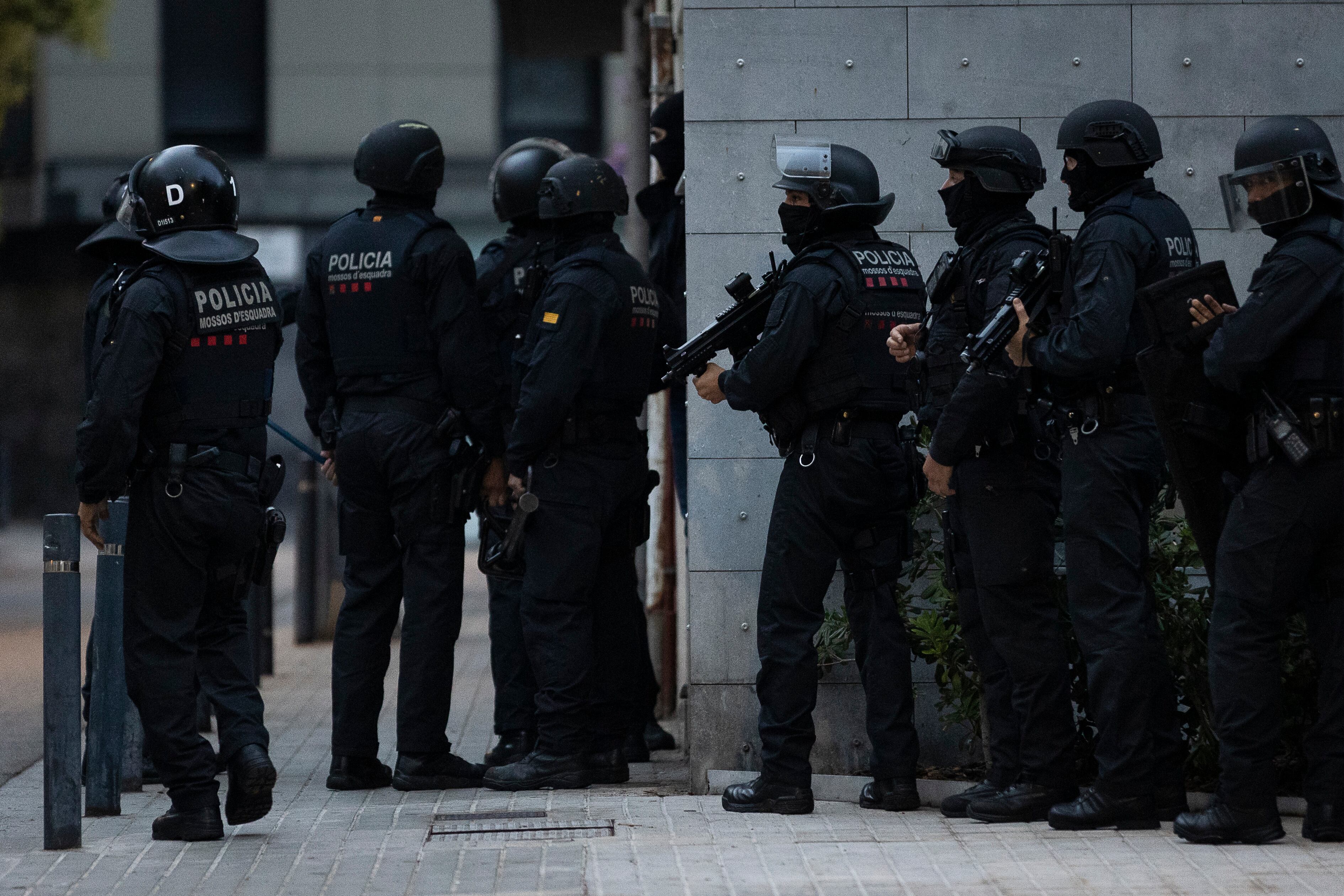 La Brimo irrumpe en otra de las viviendas registradas por los Mossos en L'Hospitalet. 