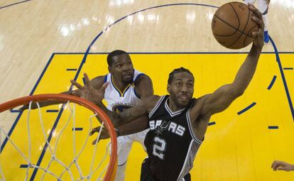 Kawhi Leonard en un partido Spurs-Warriors.