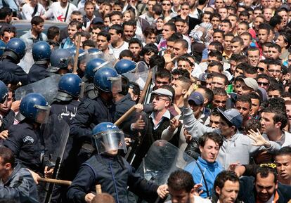 Manifestantes tratan de avanzar por la avenida Ben M'hidi, mientras policías antidisturbios impiden su avance.