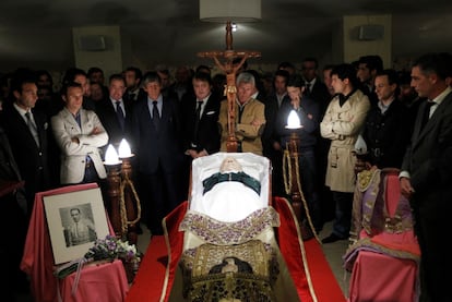 Algunos compañeros de profesión de Antoñete se reúnen en torno al ataúd del diestro.