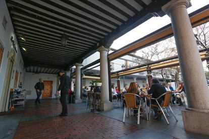 Vecinos de barajas disfrutaban ayer del buen tiempo en las terrazas situadas en la Plaza Mayor.