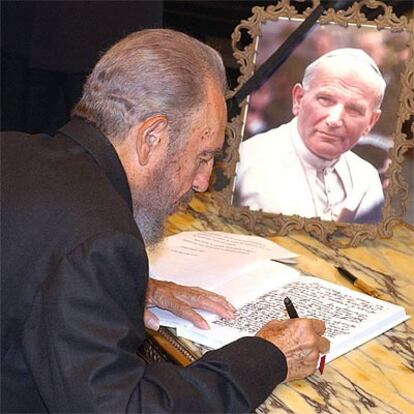 Castro escribe una página completa en el libro de condolencias abierto en la Nunciatura Apostólica en La Habana.