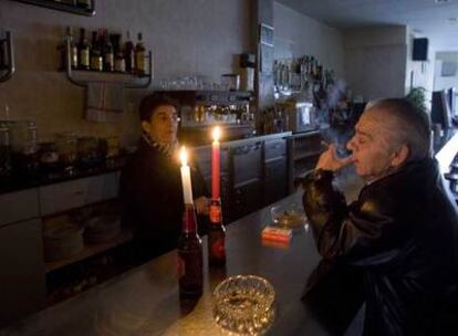 Dos velas sirvieron para dar luz a los parroquianos que ayer por la mañana visitaron el bar Montecarlo, en Badalona.