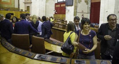 Juan Marín (al fondo a la izquierda), y Teresa Rodríguez, en el Parlamento.