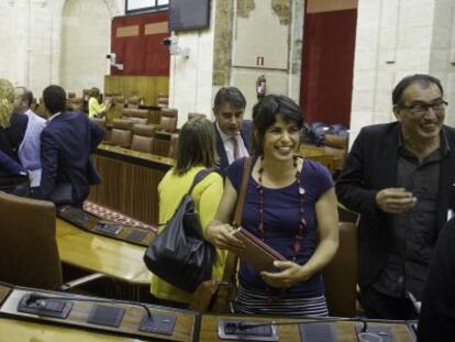 Juan Mar&iacute;n (al fondo a la izquierda), y Teresa Rodr&iacute;guez, en el Parlamento.