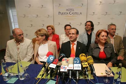 Francisco José Alcaraz (en el centro), en conferencia de prensa tras ser reelegido presidente de la AVT.