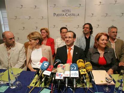 Francisco José Alcaraz (en el centro), en conferencia de prensa tras ser reelegido presidente de la AVT.