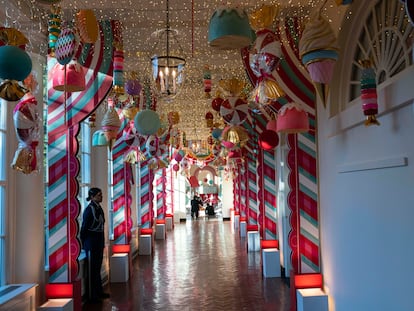 One of the hallways of the White House with Christmas decorations, on November 27, 2023.