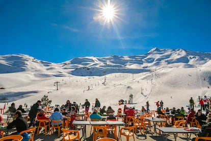 La terraza de la cafetería de la estación de Piau Engaly.