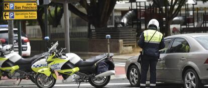 Un policía municipal de Murcia detiene a un vehículo que no cumple con el confinamiento decretado por el gobierno.