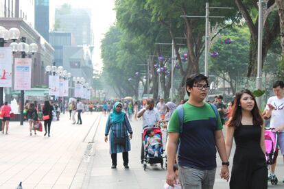 Orchard Road, levantada sobre un antiguo cementerio, es hoy el epicentro comercial de Singapur.