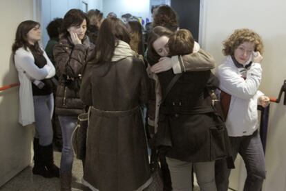 Trabajadoras de Spanair se consuelan ayer a las puertas de la asamblea que celebraron en la terminal 2 de Barajas, en Madrid.