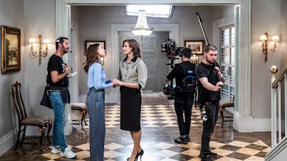 Las actrices Natalia Sánchez y Marta Belmonte, en un momento del rodaje de 'Sueños de libertad' el pasado miércoles 19 de febrero.