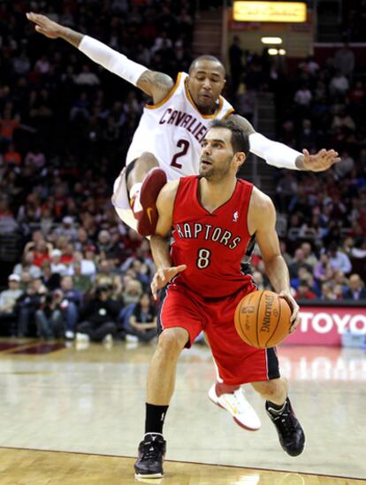 Calderón, ante Mo Williams, en su victoria con los Toronto Raptors ante los Cleveland Cavaliers.