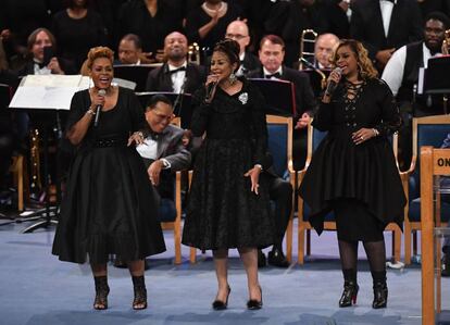 The Clark Sisters cantan ante los asistentes al funeral. 