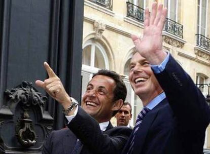 El presidente electo de Francia, Nicolas Sarkozy (izquierda), y el primer ministro británico, Tony Blair, durante su encuentro ayer en París.
