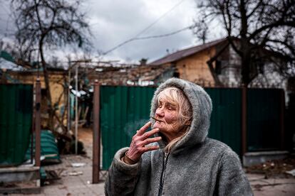 Vera Tsyganova, de 76 años, fuma un cigarrillo junto a su casa en Irpin. Las tropas rusas han abatido a un periodista colaborador del diario estadounidense The New York Times y otro informador resultó herido en un tiroteo ocurrido en Irpin, según informó la policía de la capital ucrania en su página de Facebook.