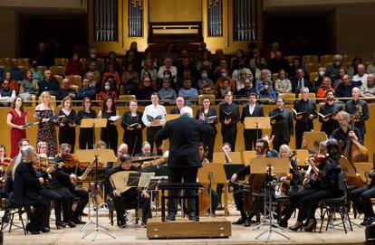 Marc Minkowski dirige el coro final de la ópera ‘Alcina’, de Handel, en el Auditorio Nacional.