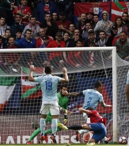 Jonny, Sergio Álvarez y Hugo Mallo defienden la meta del Celta durante el partido contra Osasuna.