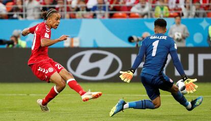 El jugador de Dinamarca Yussuf Poulsen bate por bajo a su salida del portero peruano, Pedro Gallese.