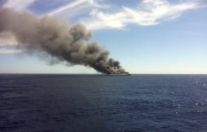 La policia sospita que l'incendi es va originar a la sala de màquines o a la bodega que ocupen els vehicles rodats i tràilers, segons fonts de la investigació. La nau té una capacitat per 954 passatgers i la bodega té capacitat per a 150 vehicles. "A causa de l'incendi, el 'Sorrento' [nom del ferri] pot enfonsar-se en la posició en què es troba", assenyala l'Autoritat Portuària de Balears. Foto cedida per un passatger.