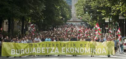 Cabecera de la manifestación celebrada esta tarde en Bilbao por EH Bildu contra los ajustes económicos.