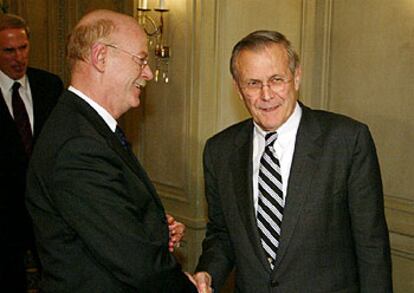 Rumsfeld, junto a Peter Struck, se saludaban ayer antes de reunirse en privado.
