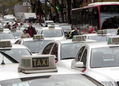 Un grupo de taxis colapsa la calle Santa Engracia dentro de las movilizaciones convocadas para rechazar la nueva ley.