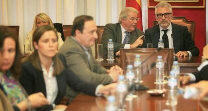 Carreto habla con Fernández de Mesa, durante el pleno de la Cámara.