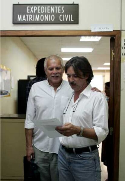 Carlos Baturín y Emilio Menéndez, en el Registro Civil.