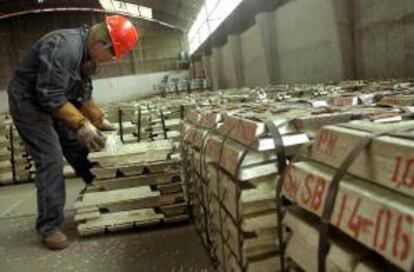 El valor de las ventas de estaño en julio del año pasado era de 3,4 millones, pero en diciembre había disminuido hasta los 2,8 millones de dólares.En la imagen, un trabajdor de la metalurgica nacionalizada. EFE/Archivo
