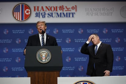 El presidente Donald Trump habla bajo la mirada del Secretario de Estado Mike Pompeo, durante una conferencia de prensa tras finalizar la cumbre con el líder norcoreano Kim Jong-un, este jueves.