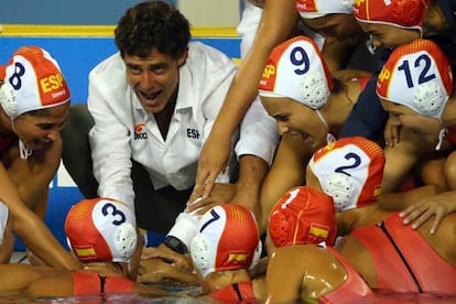 Miki Oca da instrucciones a las jugadoras españolas.