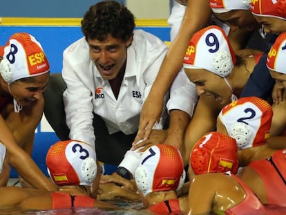 Miki Oca da instrucciones a las jugadoras españolas.