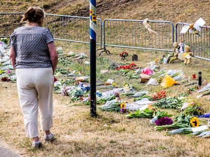 Una mujer mira las flores depositadas en memoria de las víctimas, el pasado 30 de agosto en Nieuw-Beijerland.