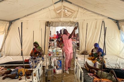 La desnutrición es difícil de atajar, dice Mirjam Molenaar, la médico holandesa de MSF que dirige el hospital que han instalado en Adré. Muchos niños están enfermos y deshidratados, lo que complica aún más el tratamiento.