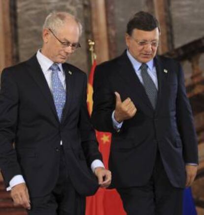 El presidente de la Comisión Europea, José Manuel Barroso (der), y el presidente del Consejo Europeo, Herman Van Rompuy (izq). EFE/Archivo