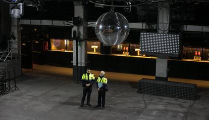 Dos agentes revisando la sala Razzmatazz