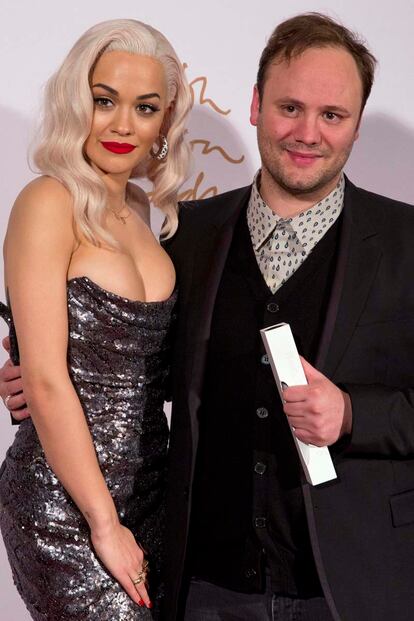 Nicholas Kirkwood, Mejor diseñador de accesorios, junto a la cantante Rita Ora. 