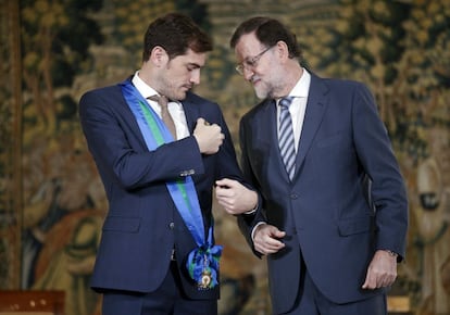 Le faltaba sólo la lupa a Mariano Rajoy para comprobar que Iker Casillas luciera como dios manda la Gran Cruz de la Real Orden del Mérito Deportivo que le entregó el Presidente del Gobierno.