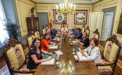 La presidenta del Gobierno de La Rioja, la socialista Concha Andreu (al fondo), junto a su nuevo equipo. A la izquierda, en primer plano, Raquel Romero, única consejera de Podemos.