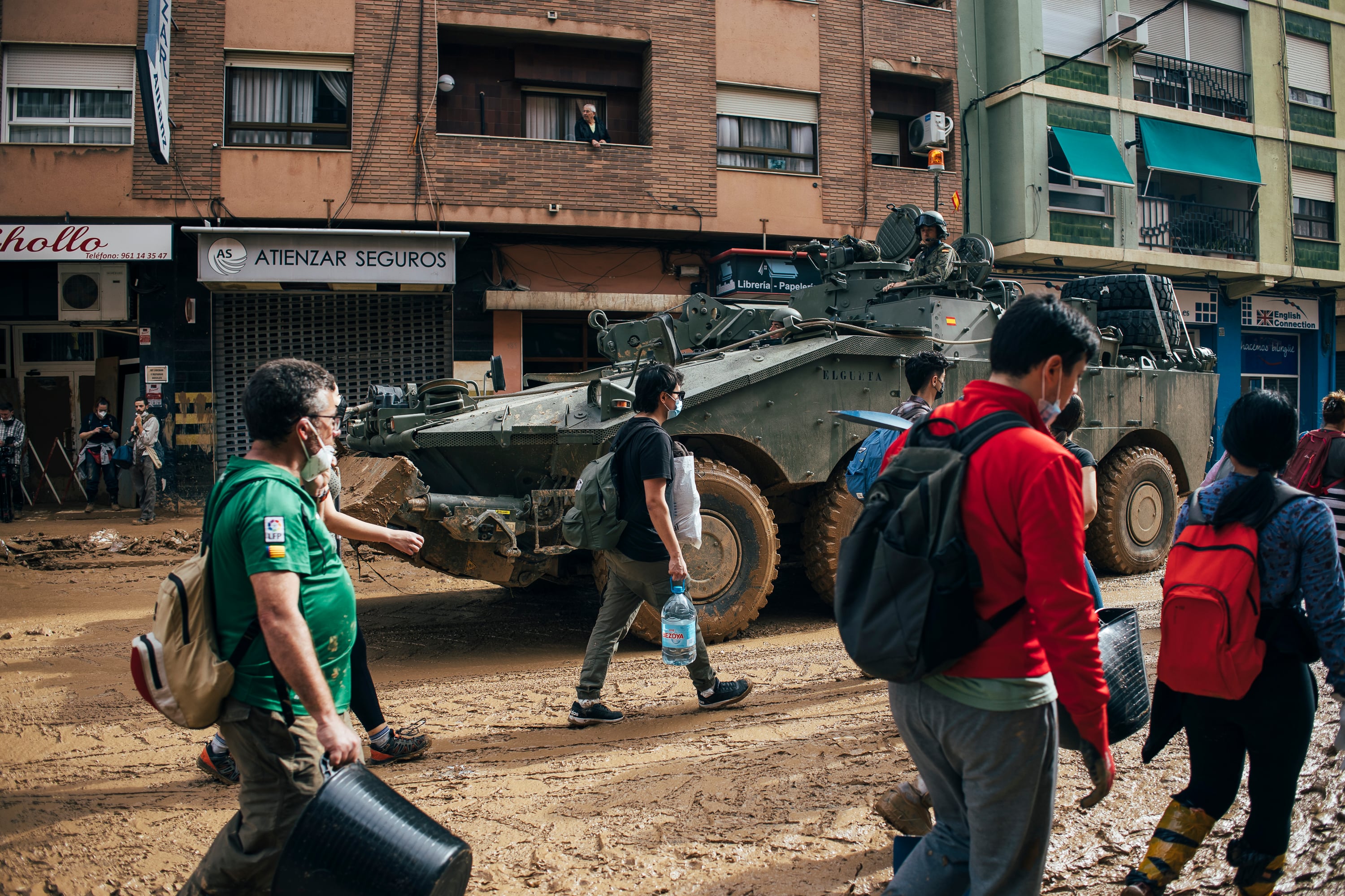 Un grupo de militares ayuda en las labores de recuperación en Benetússer, en la provincia de Valencia.