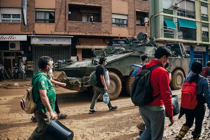 Un grupo de militares ayuda en las labores de recuperación en Benetússer, en la provincia de Valencia.