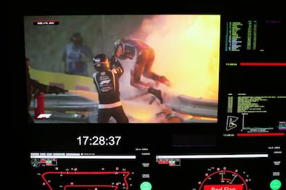Captura de una imagen de televisión donde el piloto francés consigue salir de su vehículo en llamas.
