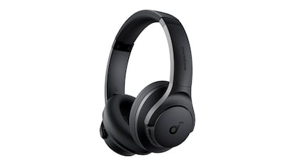 Auriculares para viajar sobre fondo blanco.